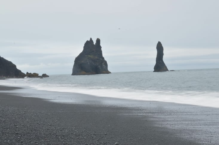 La plage de Vik avec son sable noir, ses falaises (Reynisdrangar), ses rochers (Reynisfjara) et son palmarès : élue parmis les 10 plus belles plages du monde !