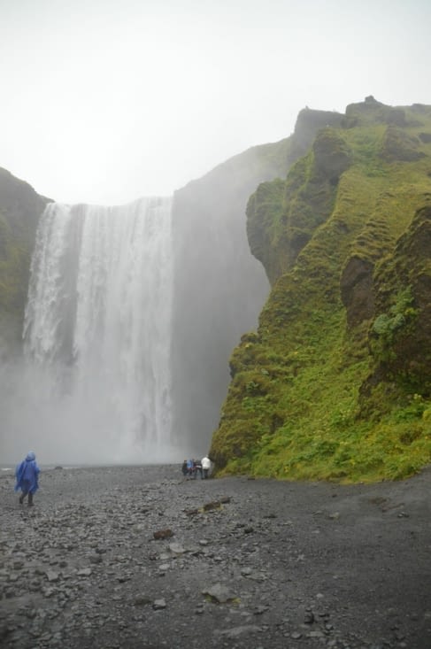 Skogafoss ! 62 mètres de chute et un accès très facile (ça change, ça mérite d'être spécifié !!)