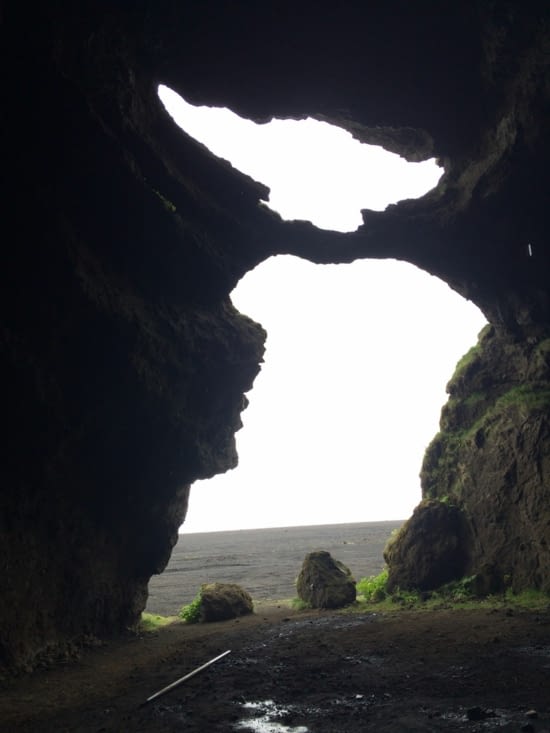 La grotte de Hjörleifshöfði, sur une plage (l'ouverture a un petit air de maître Yoda, non ?)