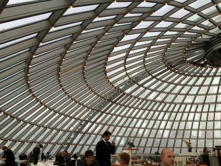 Les serveurs enchainent les allers-retours entre la partie fixe et la partie tournante sans broncher !