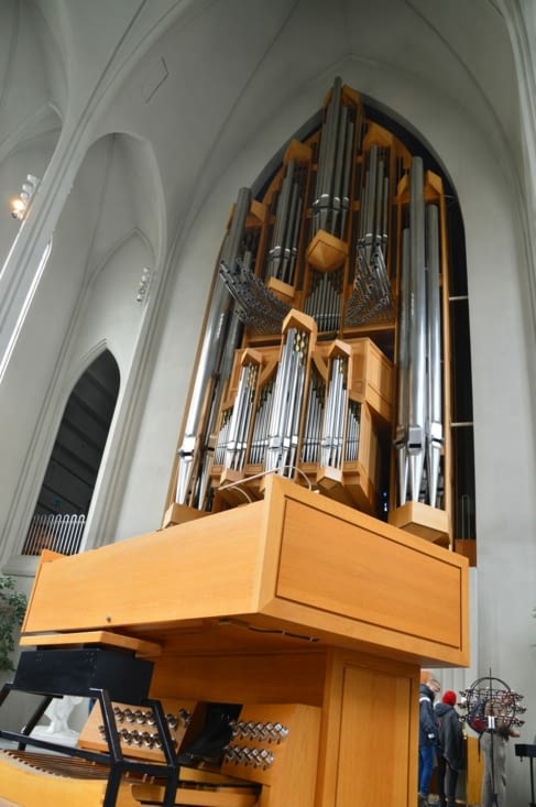 Au premier plan, le clavier de l'orgue ! (Si on avait su ! On vient de voir que le matin même il y a eu un concert...!)