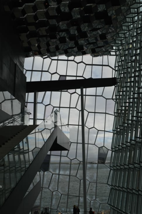 C'est très beau, mais quand on a le vertige plus on monte dans les étages moins on est à l'aise (car mis à part les sols, rien n'est de niveau !)