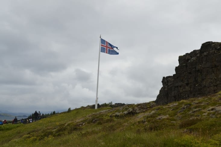 Il y a des drapeaux un peu partout, un peu sur tout ! Mais ici, où est né le parlement islandais et surtout où a été proclamée l'indépendance le 17 juin 1944,  il a une dimension un peu plus solennelle !