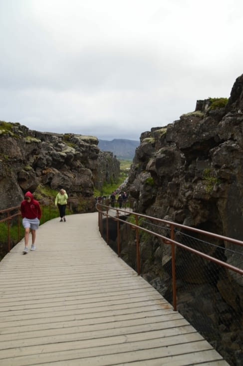 Une passerelle a été installée il y a quelques années car un jour un petit trou est apparu sur le sentier, et après un coup de marteau pour inspection il a commencé à s'éffondrer !