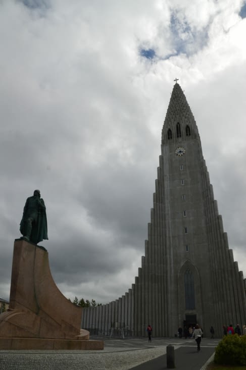 La statue de Leifur Eiríksson sur le parvis