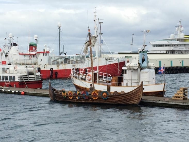 Non loin de là le port on on peut voir aussi bien le gros navire de type militaire des douanes (l'islande n'a pas d'armée mais une douane ), des yachts de luxe, des bâteaux de pêche et... un drakkar !