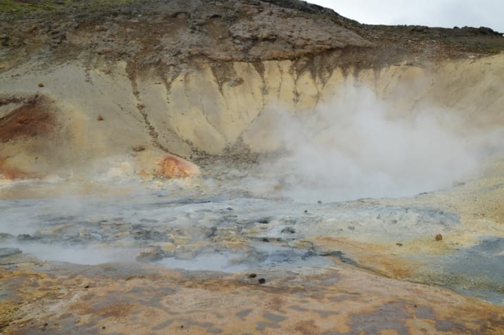 Jaune-soufre : pâle et chaud à la fois !