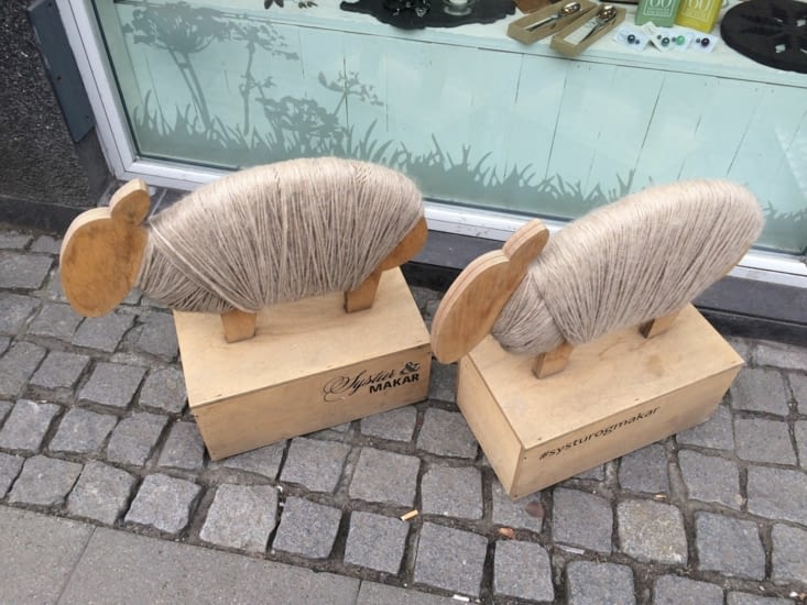 Les moutons sont même en ville !! 2 bouts de bois et un bout de ficelle et les islandais rois du design vous font quelque chose d'esthétique, efficace et rigolo !