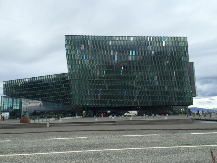 On ne résiste pas à l'envie de repasser devant Harpa !