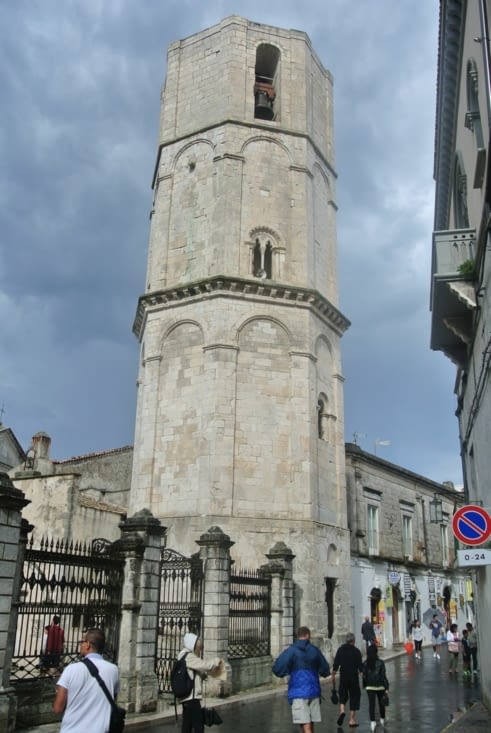 Au détour d'une rue apparait le campanile octogonal qui surplombe l'entrée du sanctuaire