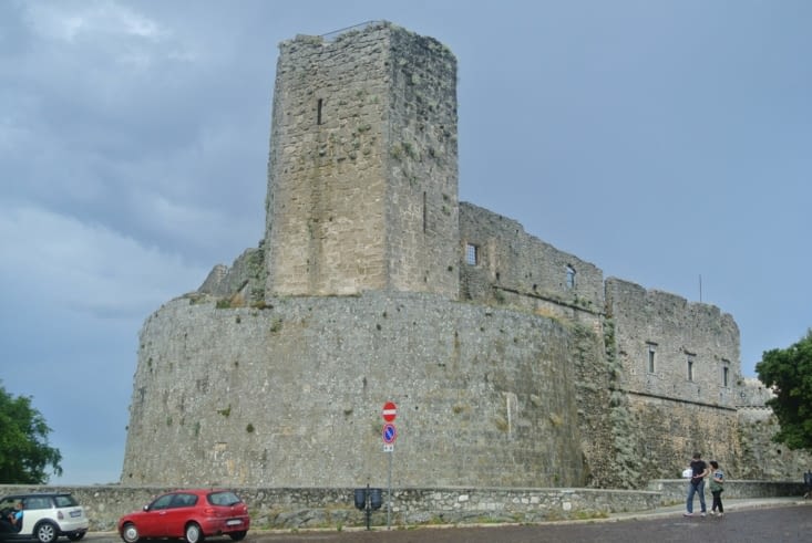L'imposant château de Sant'Angelo qui vous accueille sur le site