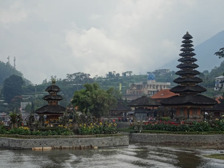 Le temple avec en arrière plan la ville