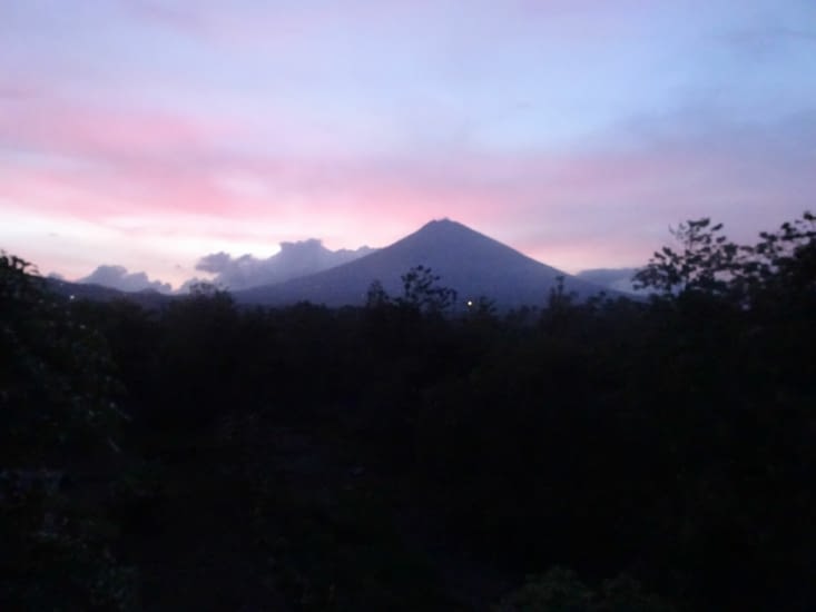 Coucher de soleil sur le volcan, le mont Agung