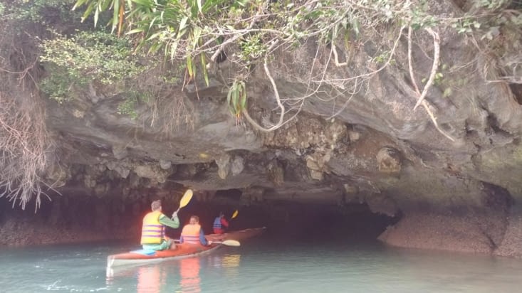 Nous avons fait du kayak dans des grottes pour rejoindre les lagons