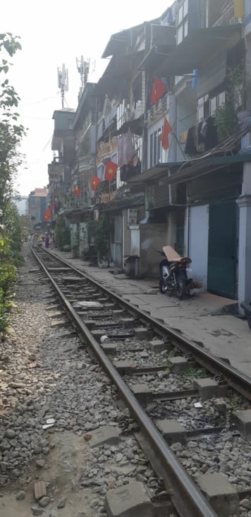 Dans cette rue le train passe plusieurs fois par jour ! Attention aux shorts !