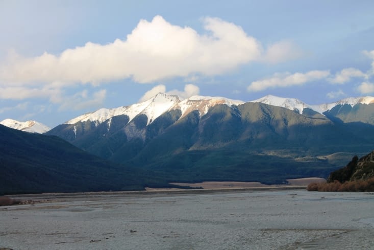 Les sommets enneigés.