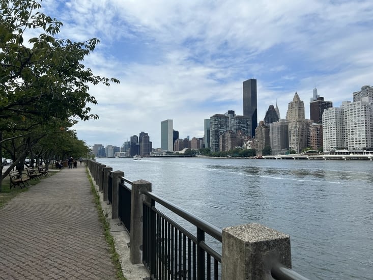 Balade le long de l’eau sur l’île, avec la vue sur Manhattan