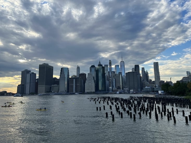 Vue du Sud de Manhattan depuis Brooklyn. Quartier Dumbo