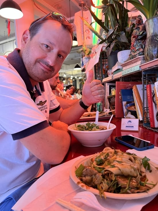 Un plat chinois avec pâtes fraîches faites devant vous. Un régal