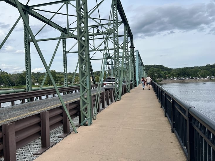 Traversée à pied d’un pont au-dessus du Delaware