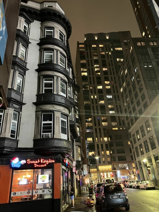 Après installation à l’hôtel, petit tour dans le quartier…. Très sympa