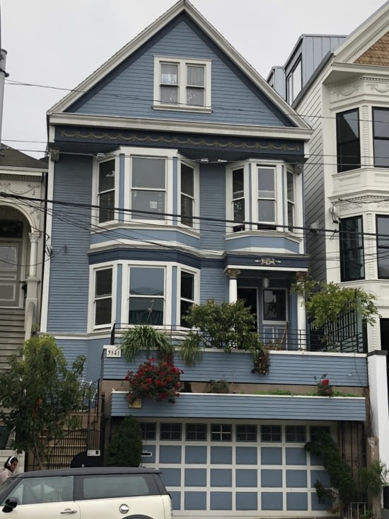 C'est une maison bleue, adossée à la colline... ça vous rappelle une chanson ?