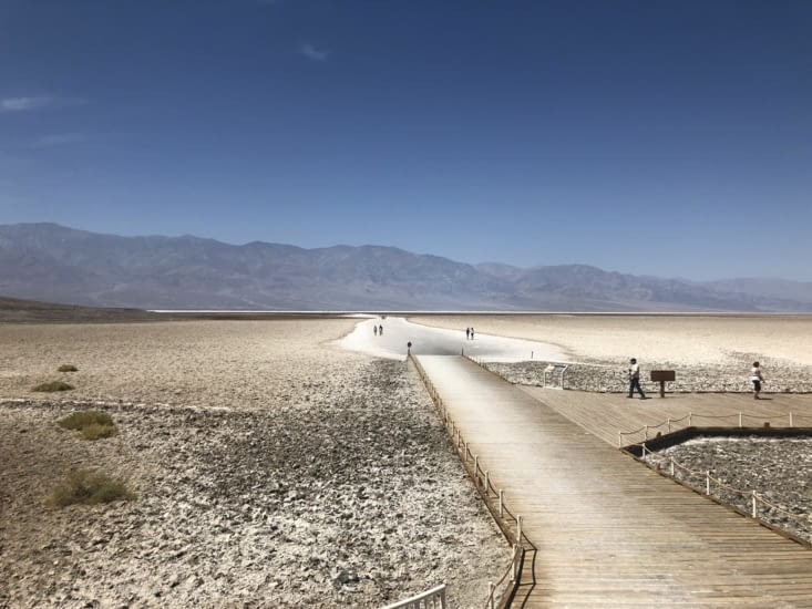 On va aller à pied tout au bout de ce chemin de sel, pour atteindre toute l'étendue
