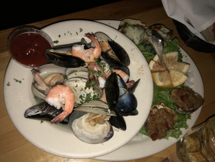 et un très bon restaurant de fruits de mer au port