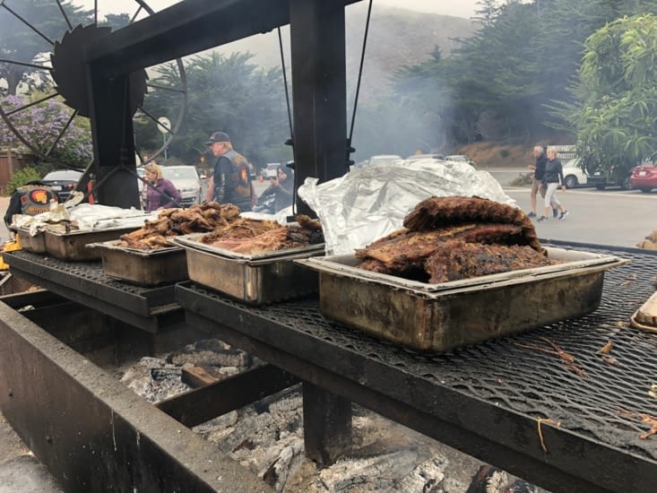 En parcourant la route, on voit de la fumée... peut-être un barbecue ?