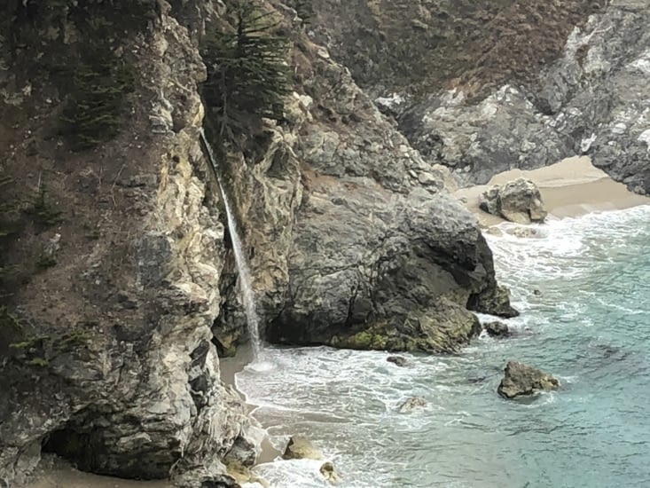 Une superbe cascade, avec plage et eau turquoise. Vraiment très beau