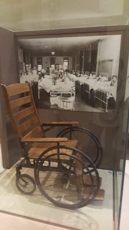 Chaise roulante des années 1920