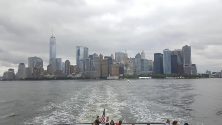 Vue de Manhattan depuis le ferry pour Ellis Island