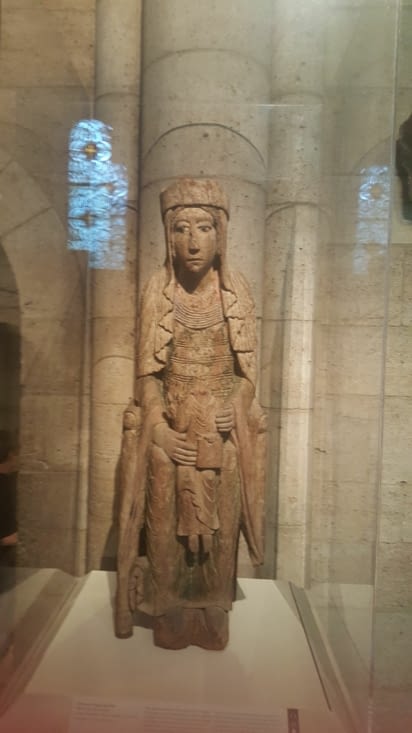 Vierge à l'enfant en bois provenant de Bourgogne et datant du 12ème siècle