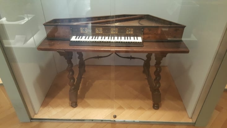 Section sur les instruments de musique, ici un clavecin de la Renaissance