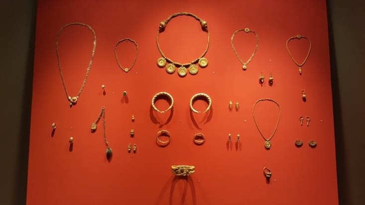 Bijoux de je sais plus quelle époque mais très très anciens... je crois 1er siècle av JC !