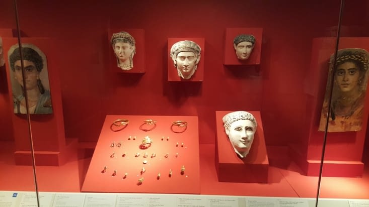 Bijoux, masques et portraits