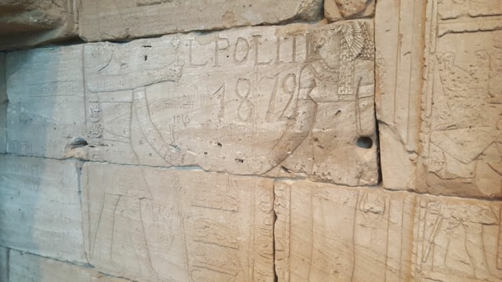 Graffitis du 19ème siècle sur les murs du temple