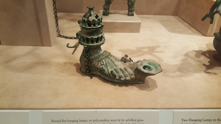 Lampe en forme de pied en sandale, art byzantin