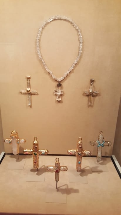 Pendentifs de Chanel et au mur, collier et pendentif en cristal anciens