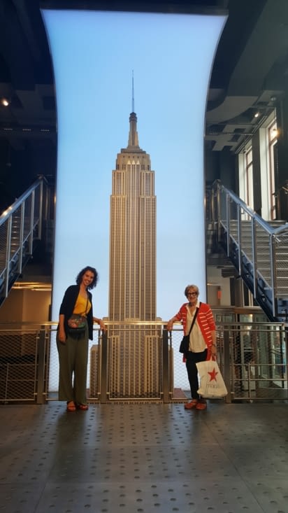 Devant une reconstitution en aluminium de l'Empire State Building
