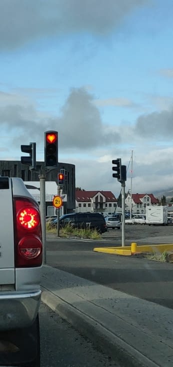 À Akureyri, on trouve des feux ... bizarres ?