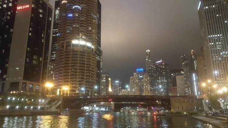 Les bord de la Chicago River by night