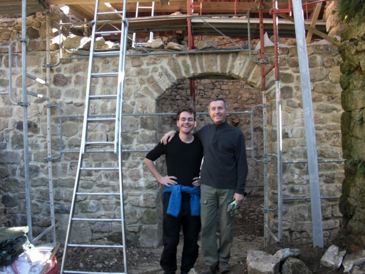 Richard et Martin devant l'un des mur reconstruit