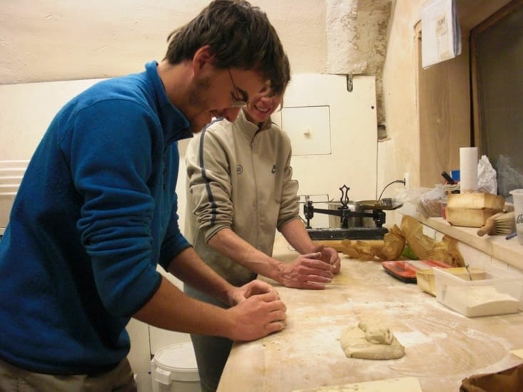 Façonnage du pain avec Flavie