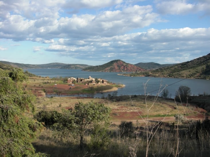 Le lac du Salagou, avec au premier plan le hameau de Celles
