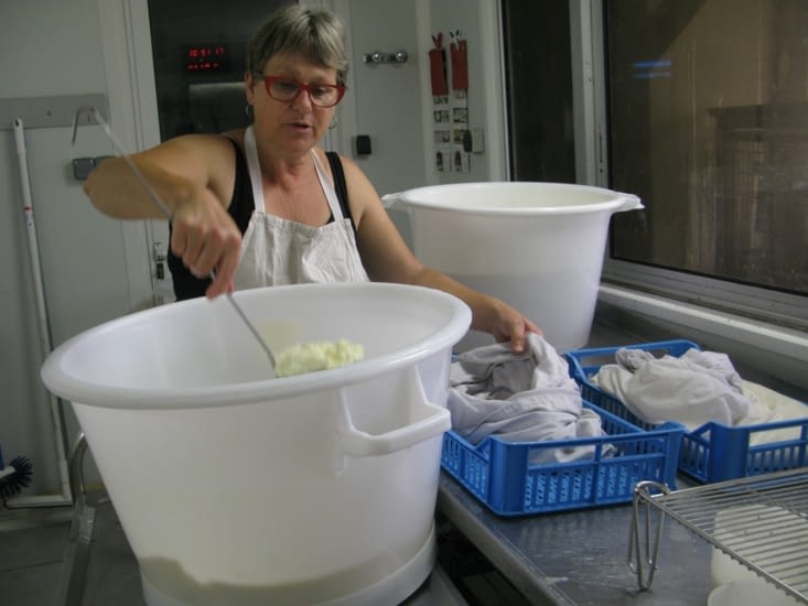 Françoise fabriquant du fromage blanc