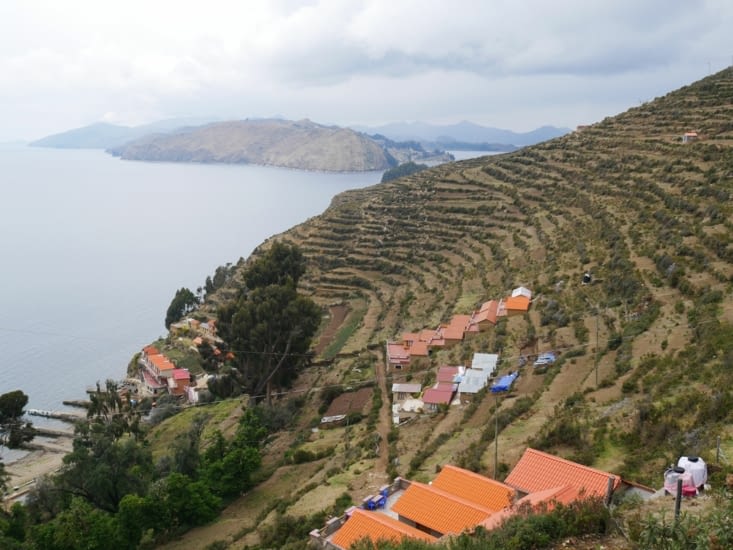 Le village encastré dans l'île...
