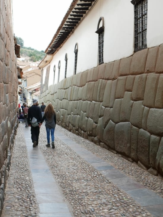 Rue pavée et mur en pierre