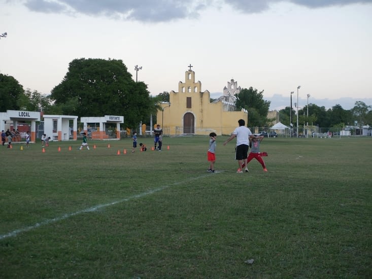 L'église de Chicxulub et son terrain de foot