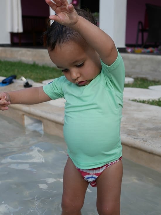 Esteban jouant avec 1 caillou,il a dû le lâcher 300 fois...et j'ai dû le récupérer 300fois